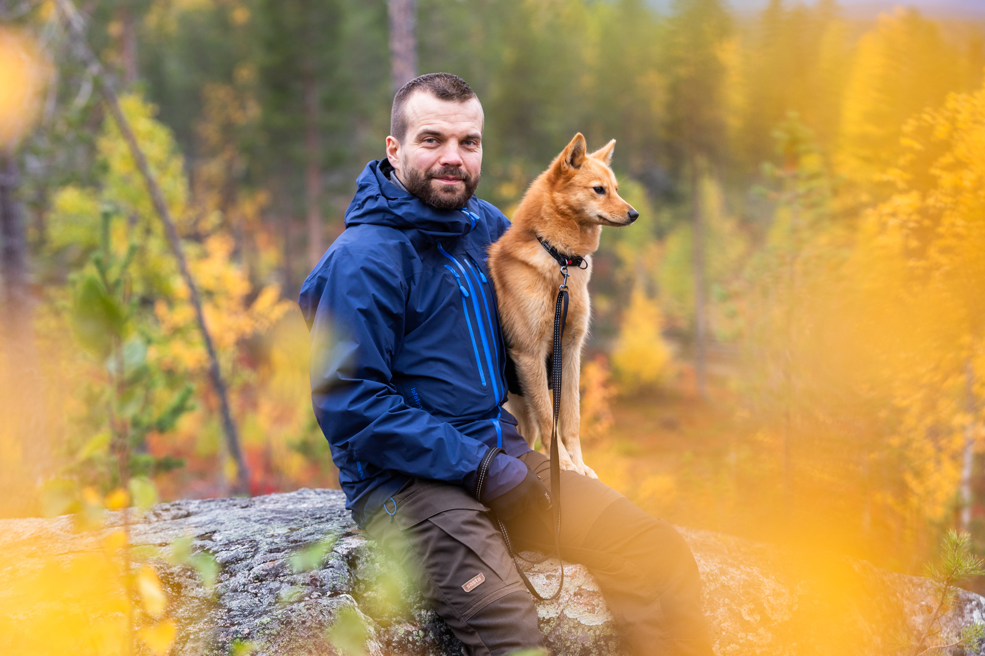 Mikko Äijälä koiransa kanssa luonnossa.