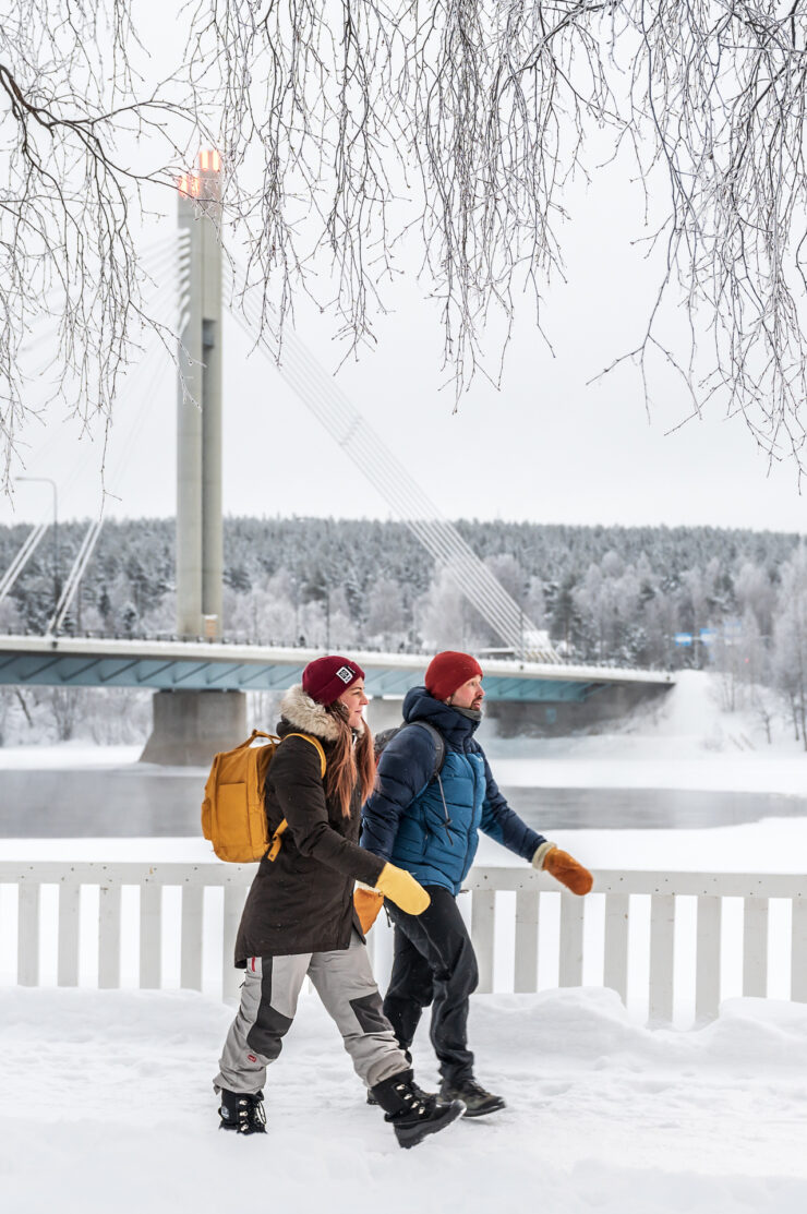 Kaksi lenkkeilijää talvipakkasella Jätkänkynttilä-sillan kupeessa.