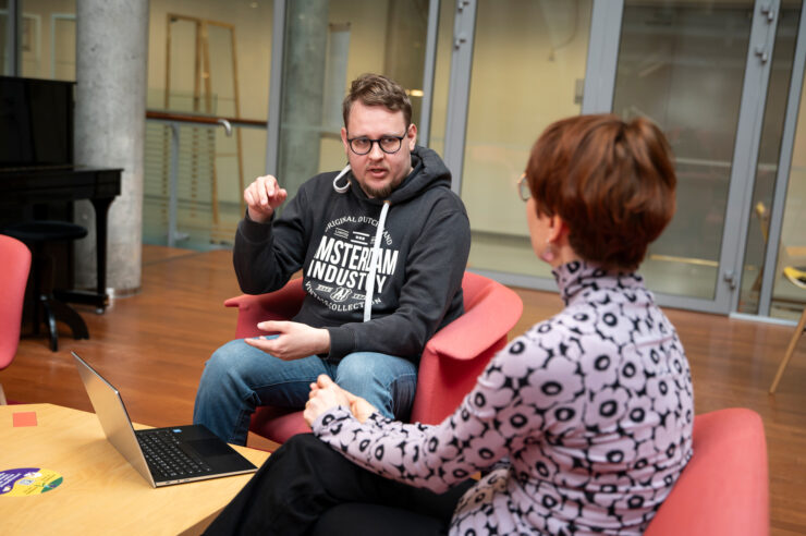 Aktori Markus Pietilä keskustelee mentorinsa Jaana Severidtin kanssa.